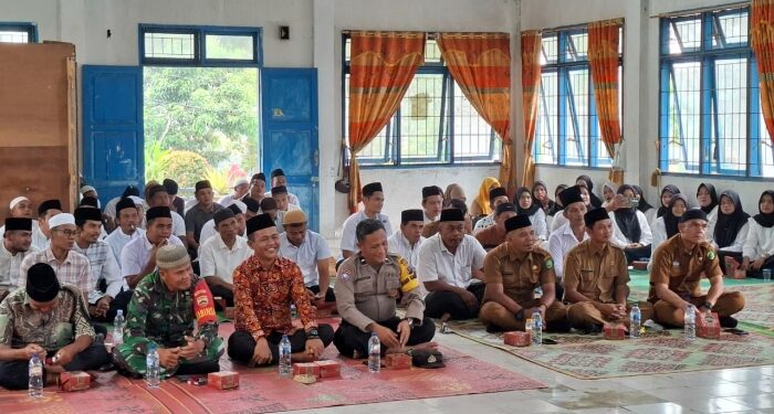 Camat Tambangan Tekankan Kekompakan Perangkat Desa Saat Peringatan Maulid Nabi