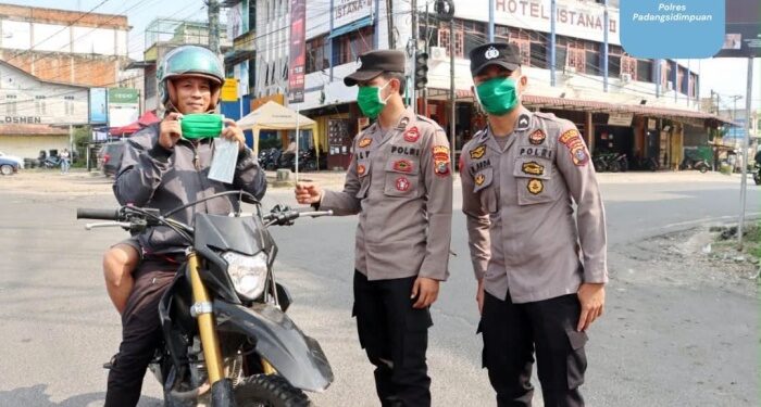 Dampak Karhutla, Tim Gabungan Tebar 3.000 Masker Gratis di Padangsidimpuan