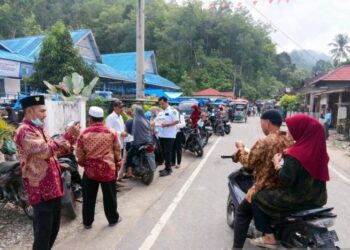 Dikepung Asap Kiriman, Pemerintah Panyabungan Timur Bagi-bagi Masker
