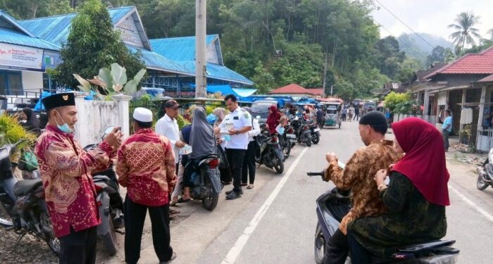 Dikepung Asap Kiriman, Pemerintah Panyabungan Timur Bagi-bagi Masker