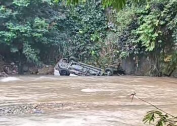 Sopir Ngantuk, Minibus Asal Padang Terjun ke Sungai di Kotanopan