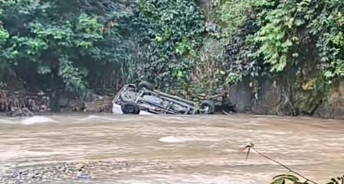 Sopir Ngantuk, Minibus Asal Padang Terjun ke Sungai di Kotanopan