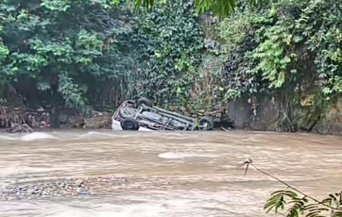 Sopir Ngantuk, Minibus Asal Padang Terjun ke Sungai di Kotanopan