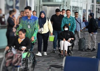 Bobby Nasution Berangkatkan Korban MBG Karo ke RSCM Jakarta
