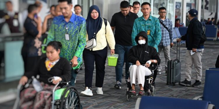 Bobby Nasution Berangkatkan Korban MBG Karo ke RSCM Jakarta