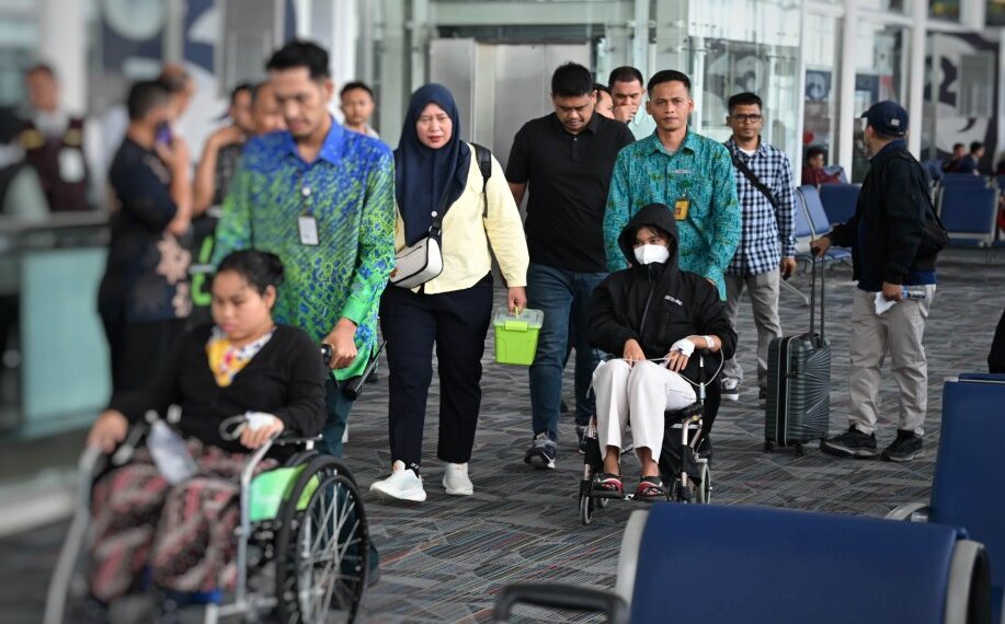 Bobby Nasution Berangkatkan Korban MBG Karo ke RSCM Jakarta