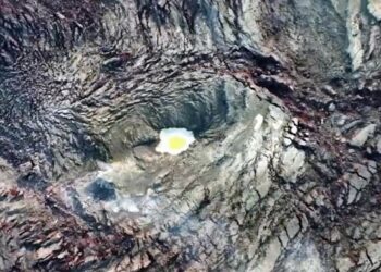 Gunung Anak Krakatau Turun ke Level II, Muncul Fenomena ‘Telor Ceplok’ di Kawahnya
