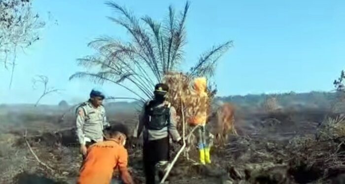 Lancang Kuning Berbunyi, Polisi dan Warga Berjibaku Padamkan Karhutla Kebun Sawit di Tapteng