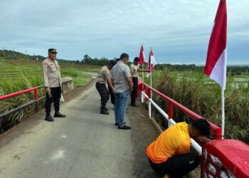 Polsek Sipirok dan Warga Gotong-royong Perbaiki Jembatan Sialagundi