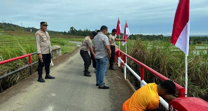 Polsek Sipirok dan Warga Gotong-royong Perbaiki Jembatan Sialagundi