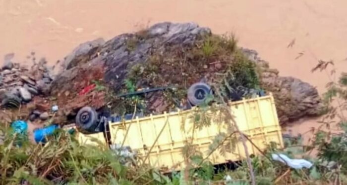 Tiga Orang Luka Akibat Truk yang Diduga Angkut Solar Ilegal Terjun ke Sungai di Batangnatal