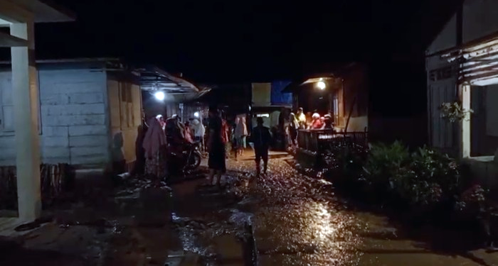 Tim SAR Gabungan Sisir Aliran Sungai Aek Koronok Cari Korban Banjir Pasaman