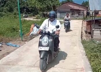 Bangun Citra Merakyat, Legislator PKB Madina Naik Motor ke Lokasi Reses
