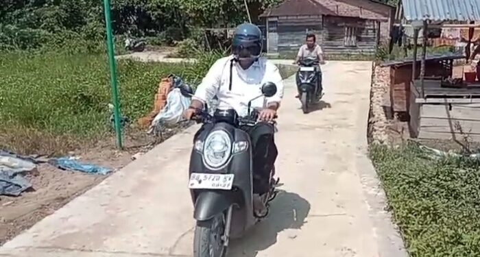 Bangun Citra Merakyat, Legislator PKB Madina Naik Motor ke Lokasi Reses