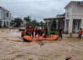 Demi Keselamatan Warga, Brimob Terjang Derasnya Banjir Padang