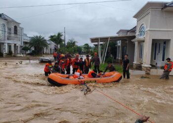 Demi Keselamatan Warga, Brimob Terjang Derasnya Banjir Padang