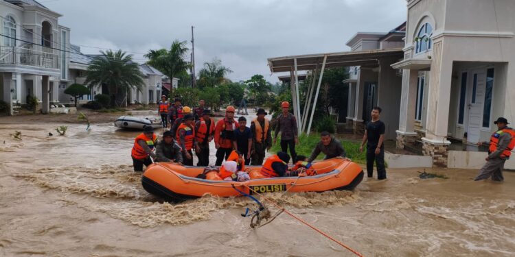 Demi Keselamatan Warga, Brimob Terjang Derasnya Banjir Padang