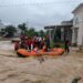 Demi Keselamatan Warga, Brimob Terjang Derasnya Banjir Padang