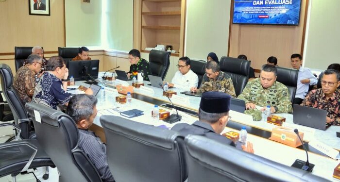 Birokrasi Lambat, Bupati Tapsel Gebrak Rapat Monev Huntap