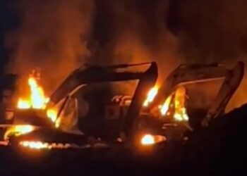 VIDEO: Detik-detik Warga Kotanopan Ngamuk dan Bakar Tiga Ekskavator Tambang Ilegal