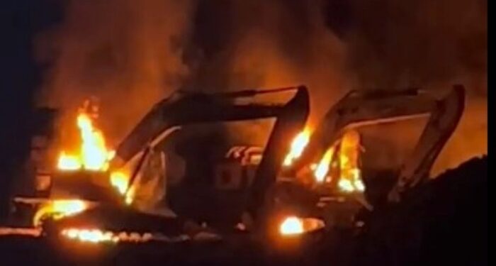 VIDEO: Detik-detik Warga Kotanopan Ngamuk dan Bakar Tiga Ekskavator Tambang Ilegal