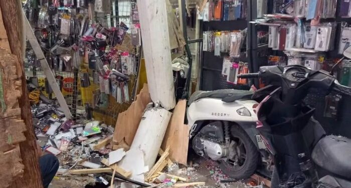 Fortuner Hantam Kios Ponsel di Panyabungan, Kerugian Ratusan Juta