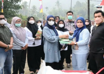 TP-PKK Madina Salurkan Bantuan dan Edukasi Warga di Gunung Baringin