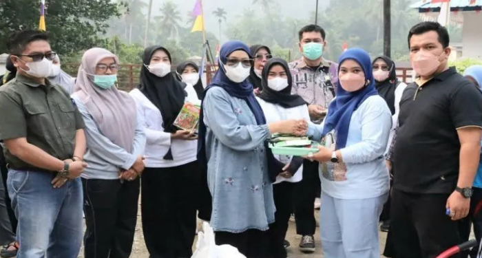 TP-PKK Madina Salurkan Bantuan dan Edukasi Warga di Gunung Baringin