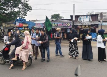 HMI Madina Bagikan Masker Gratis di Tengah Kabut Asap