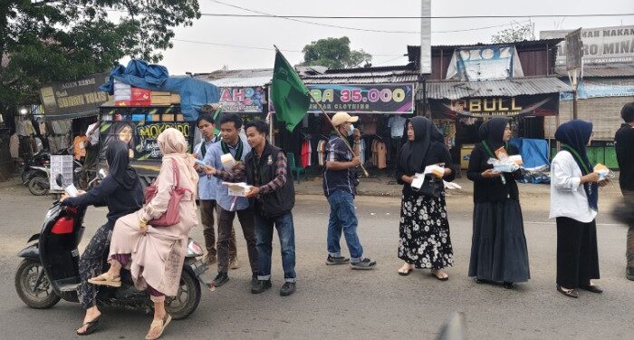 HMI Madina Bagikan Masker Gratis di Tengah Kabut Asap