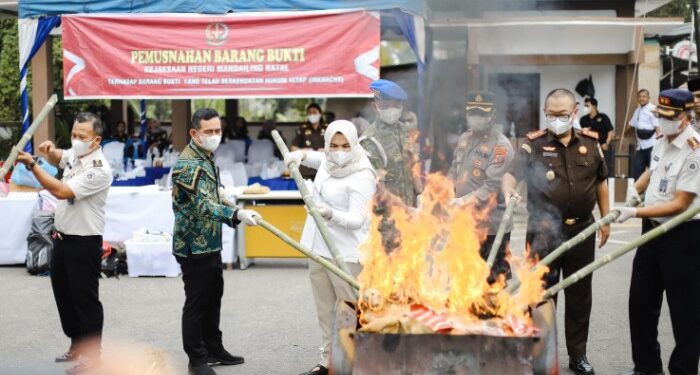 Puluhan Kilo Narkoba Dibakar, Kejari Madina Lepas Beban Simpan Barang Bukti
