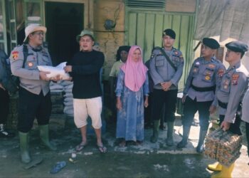 Kapolsek Panyabungan Salurkan Bantuan untuk Korban Banjir Pagaran Tonga