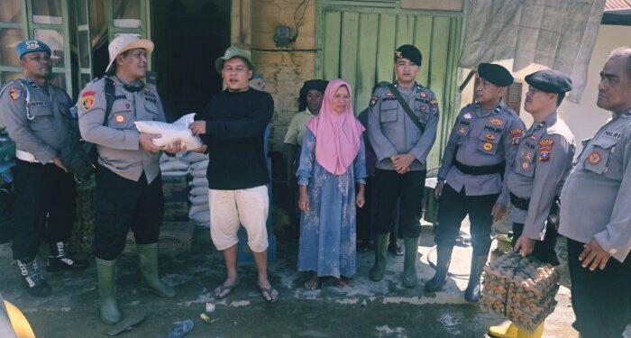 Kapolsek Panyabungan Salurkan Bantuan untuk Korban Banjir Pagaran Tonga