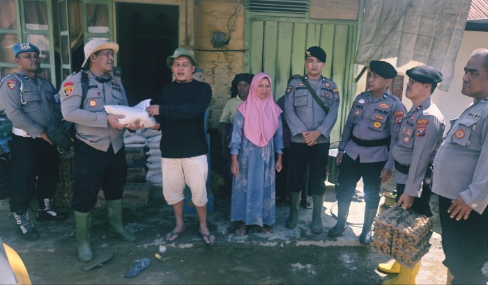 Kapolsek Panyabungan Salurkan Bantuan untuk Korban Banjir Pagaran Tonga