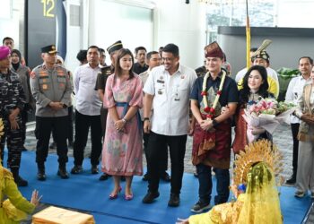 Sambut Kapolda Baru Irjen Pol. Sonny Irawan, Gubernur Sumut Sematkan Tanjak Melayu