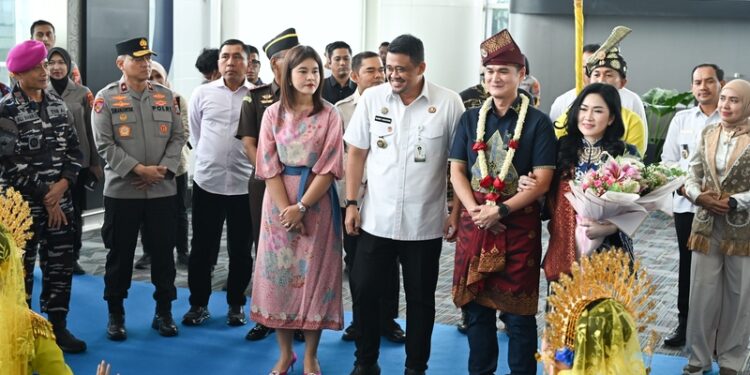 Sambut Kapolda Baru Irjen Pol. Sonny Irawan, Gubernur Sumut Sematkan Tanjak Melayu
