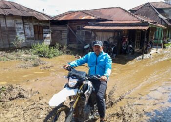 Bupati Madina Tunggangi Motor Trail Terobos Banjir, Janjikan Perbaikan Tanggul Aek Kitang