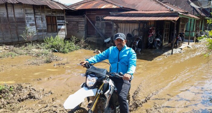 Bupati Madina Tunggangi Motor Trail Terobos Banjir, Janjikan Perbaikan Tanggul Aek Kitang