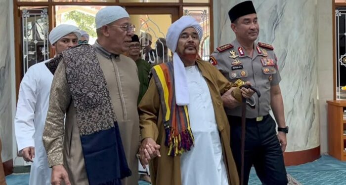 Kapolri Memohon Doa dan Nasehat Habib Umar bin Hafidz Demi Kedamaian Negeri