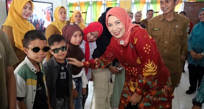 Momen Kasih Sayang Ketua TP PKK Madina Menembus Keterbatasan Murid SLB