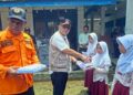 BPBD Madina Salurkan Bantuan Seragam dari Sidrap untuk Siswa Siulang Aling