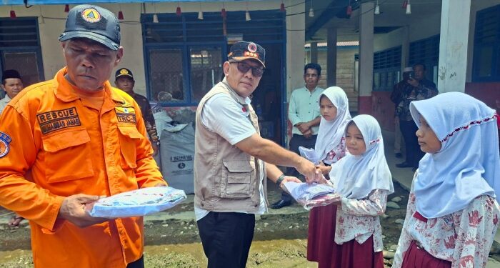 BPBD Madina Salurkan Bantuan Seragam dari Sidrap untuk Siswa Siulang Aling