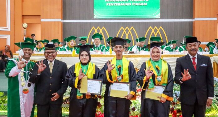 Saud Usman Beri Beasiswa S-2 untuk Tiga Lulusan Terbaik STAIN Madina