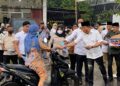 Tembus Hujan dan Asap, Gerindra Madina Bagikan Masker dan Air Mineral untuk Pengendara