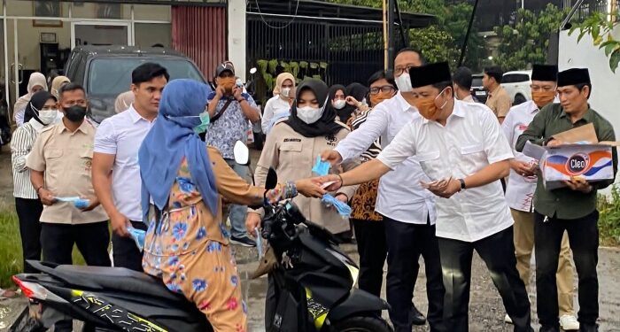 Tembus Hujan dan Asap, Gerindra Madina Bagikan Masker dan Air Mineral untuk Pengendara