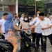 Tembus Hujan dan Asap, Gerindra Madina Bagikan Masker dan Air Mineral untuk Pengendara
