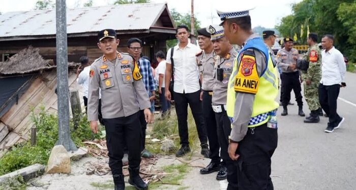 Truk Tangki Pertamina Timpa Rumah di Tapteng, Enam Orang Luka-luka